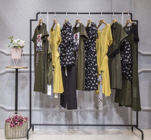 女装批发指南 探寻桑卡品牌时尚折扣与加盟选择，兼谈服装辅料制造